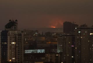 Eksplozija bespilotne letjelice osvijetlila je nebo iznad grada tijekom ruskog raketnog i bespilotnog napada, usred ruskog napada na Ukrajinu, u Kijevu